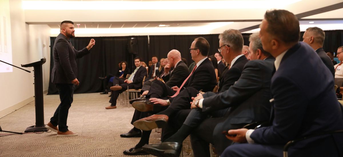 speaker-presenting-to-big-audience